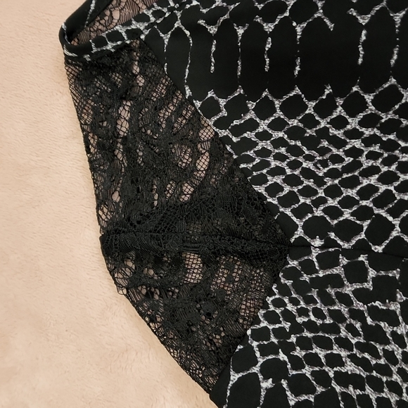 Dex 3/4 Sleeve Snakeskin Top with Lace Detail - Picture 7 of 8